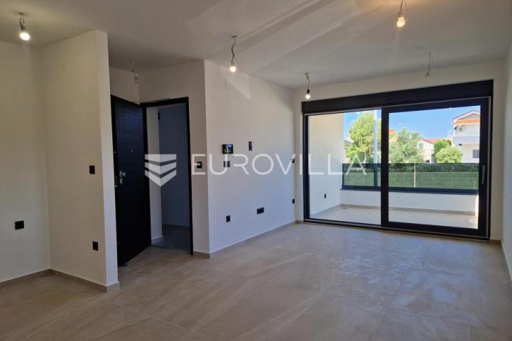 Vir, trosobni apartman s krovnom terasom, pogled na more i okolicu