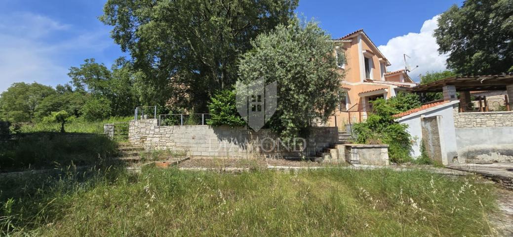 Poreč-Bereich, Haus mit großem Grundstück in ruhiger Lage