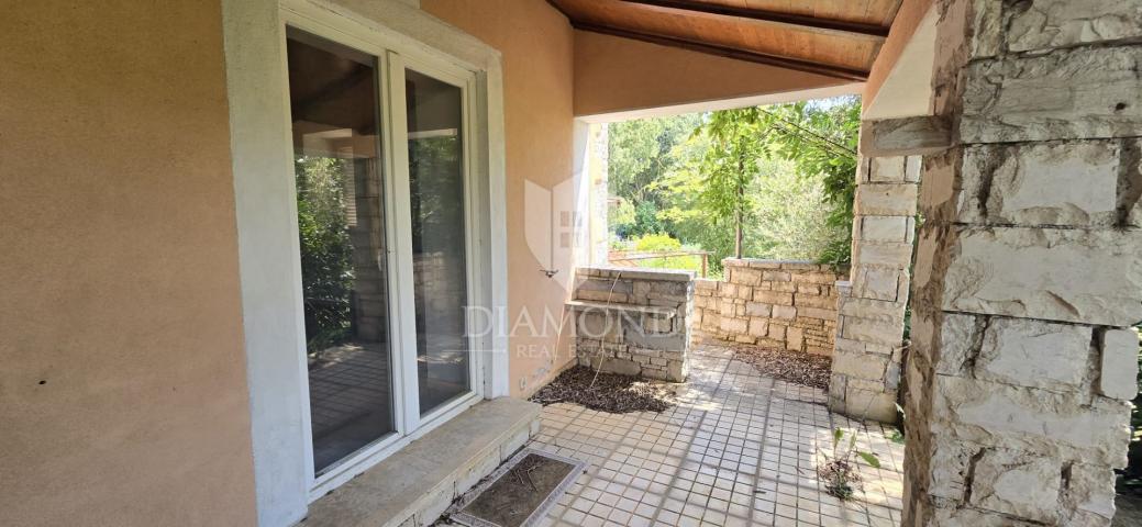 Poreč-Bereich, Haus mit großem Grundstück in ruhiger Lage