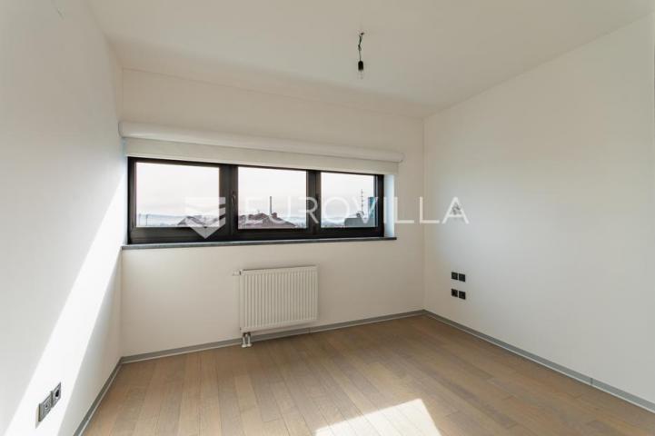 Varaždin, Centar, luksuzan četverosoban stan 100,54 m²