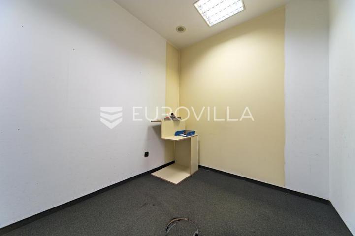 Osijek, Jug II, prodaje se prizemni poslovni prostor površine 117 m²
