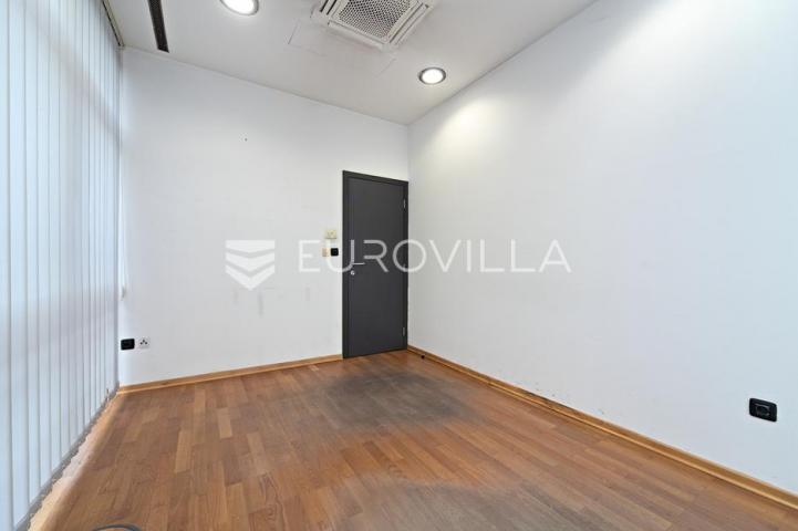 Osijek, Jug II, prodaje se prizemni poslovni prostor površine 117 m²