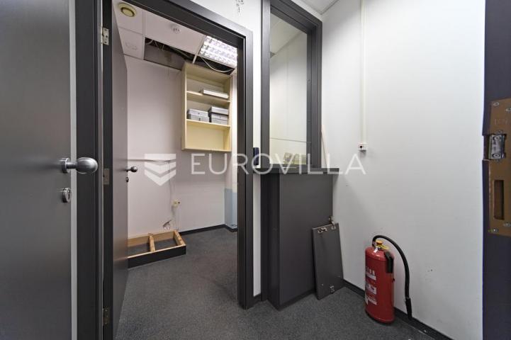 Osijek, Jug II, prodaje se prizemni poslovni prostor površine 117 m²