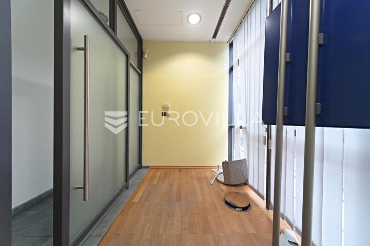 Osijek, Jug II, prodaje se prizemni poslovni prostor površine 117 m²