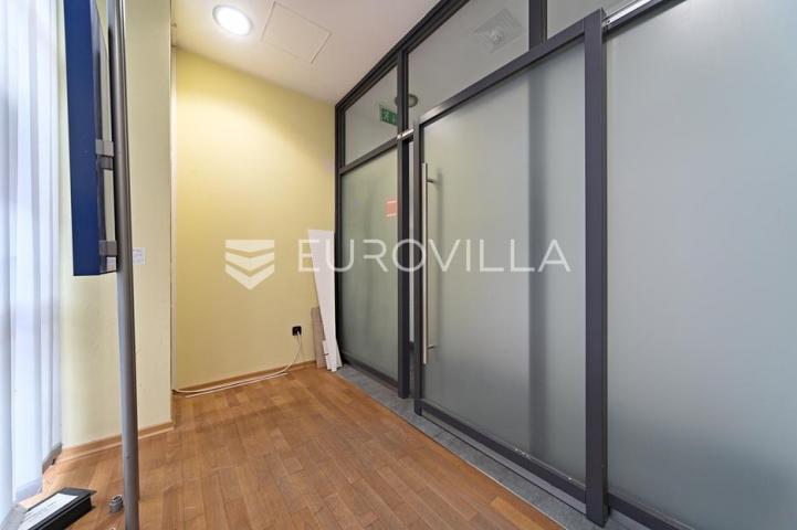 Osijek, Jug II, prodaje se prizemni poslovni prostor površine 117 m²