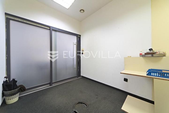 Osijek, Jug II, prodaje se prizemni poslovni prostor površine 117 m²