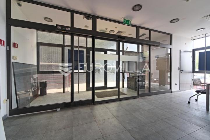 Osijek, Jug II, prodaje se prizemni poslovni prostor površine 117 m²