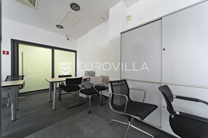 Osijek, Jug II, prodaje se prizemni poslovni prostor površine 117 m²