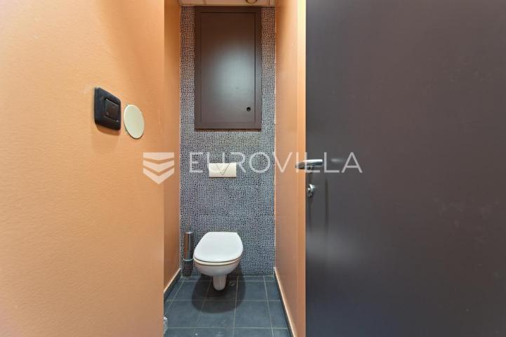 Osijek, Jug II, prodaje se prizemni poslovni prostor površine 117 m²
