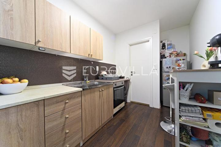 Osijek, Novi grad, na prodaju dva adaptirana i namještena stana u kući 41 m²