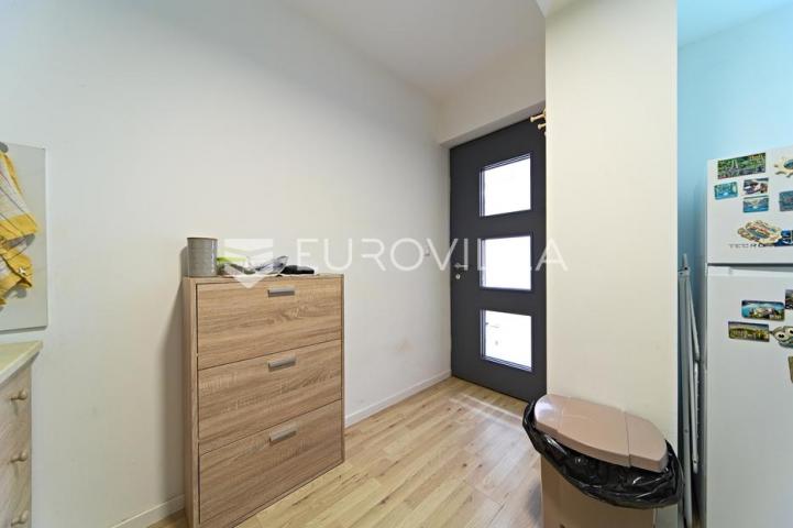 Osijek, Novi grad, na prodaju dva adaptirana i namještena stana u kući 41 m²