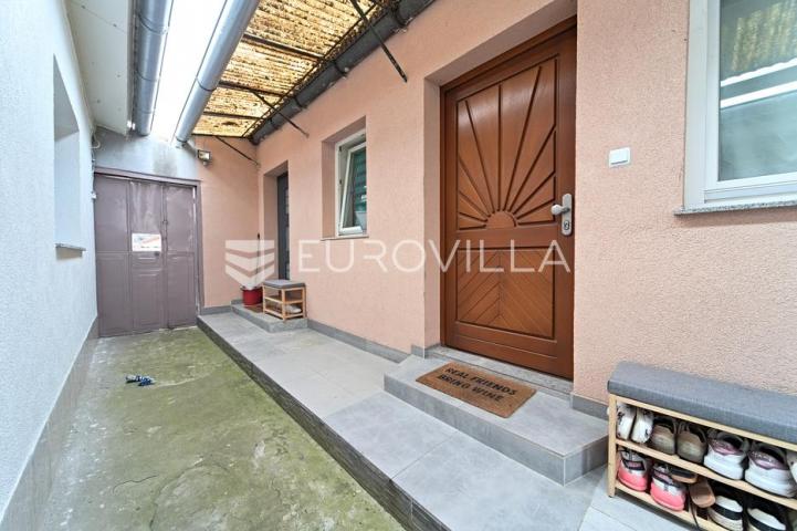 Osijek, Novi grad, na prodaju dva adaptirana i namještena stana u kući 41 m²