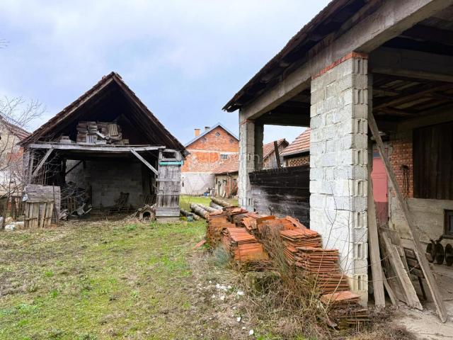 Kuća s brojnim gospodarskim objektima