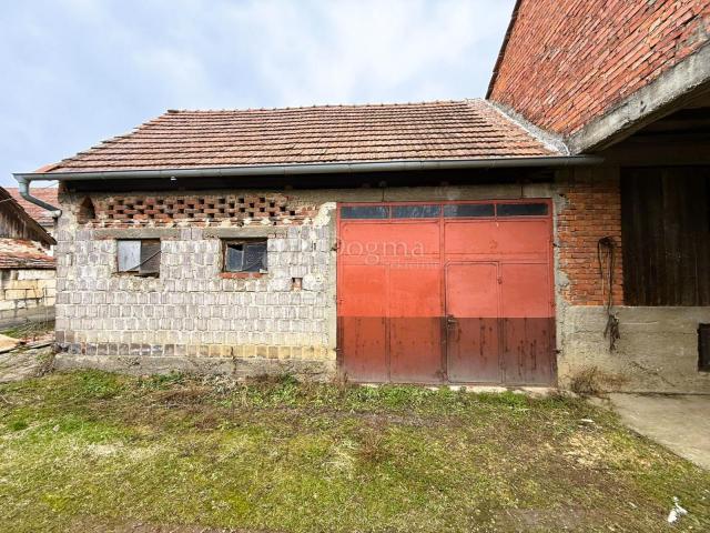 Kuća s brojnim gospodarskim objektima