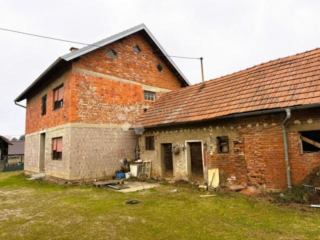 Kuća s brojnim gospodarskim objektima
