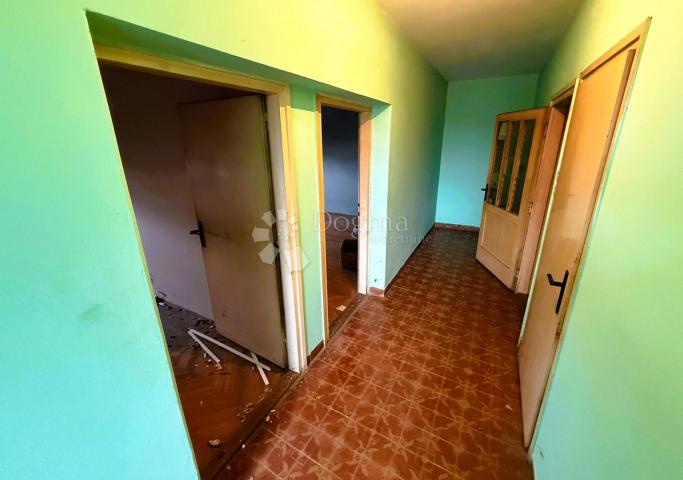 Kuća s brojnim gospodarskim objektima