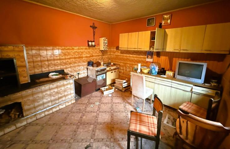 Kuća s brojnim gospodarskim objektima