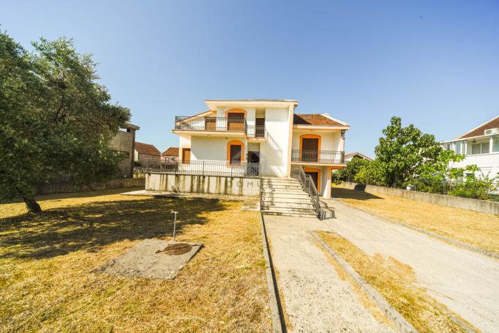 Porodična kuća 350m2 na placu 1.100m2, Karabuško Polje - Tuzi