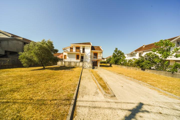 Porodična kuća 350m2 na placu 1.100m2, Karabuško Polje - Tuzi