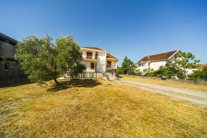 Porodična kuća 350m2 na placu 1.100m2, Karabuško Polje - Tuzi