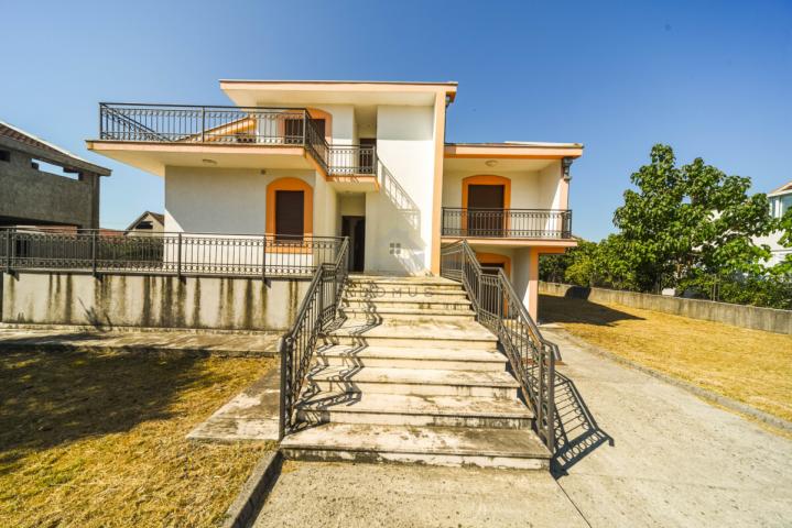 Porodična kuća 350m2 na placu 1.100m2, Karabuško Polje - Tuzi