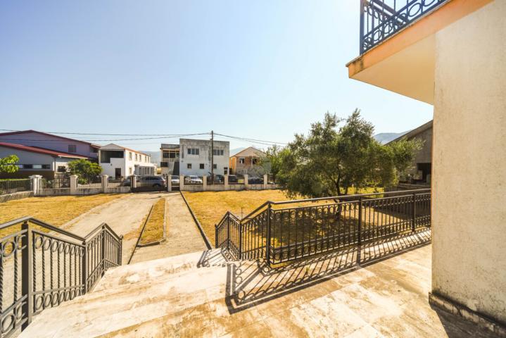 Porodična kuća 350m2 na placu 1.100m2, Karabuško Polje - Tuzi