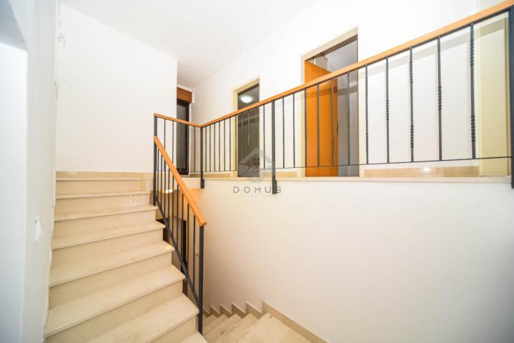 Porodična kuća 350m2 na placu 1.100m2, Karabuško Polje - Tuzi