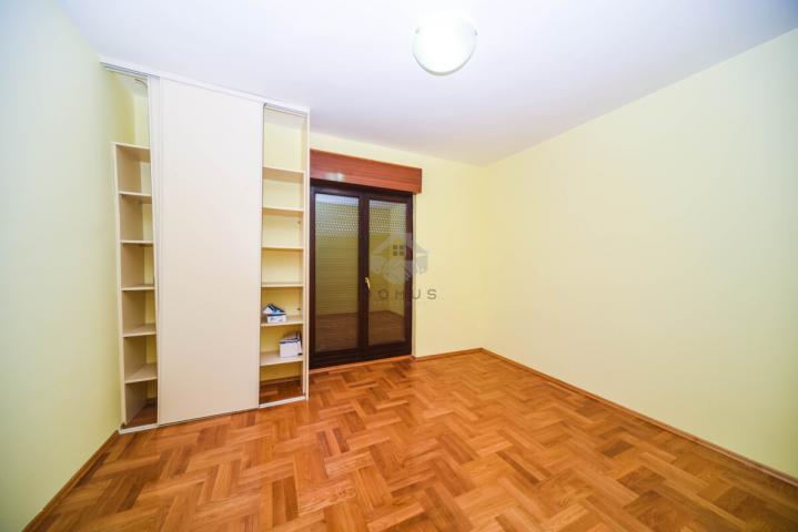Porodična kuća 350m2 na placu 1.100m2, Karabuško Polje - Tuzi