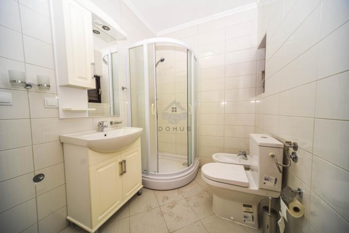 Porodična kuća 350m2 na placu 1.100m2, Karabuško Polje - Tuzi