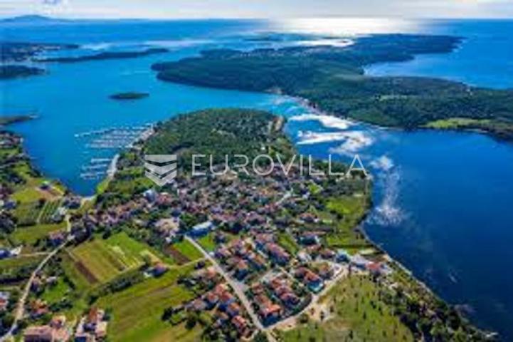 Istra, Pomer, renovirana kuća s dva stana, pomoćnim objektom i uređenom okućnicom