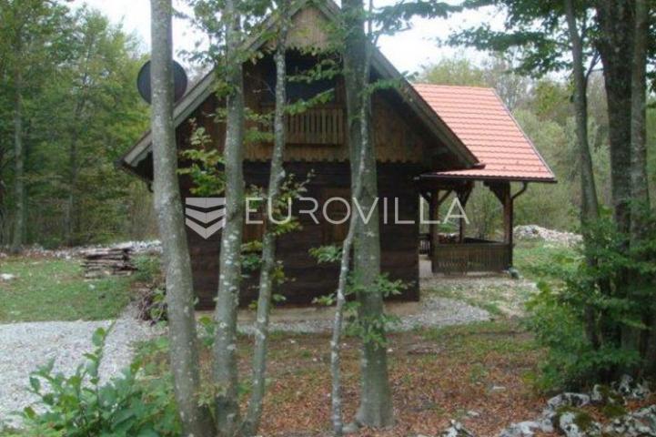 Fužine, Lič, samostojeća kuća na osami s okućnicom od 3394 m²