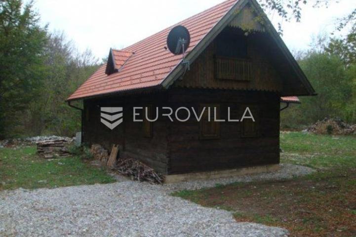 Fužine, Lič, samostojeća kuća na osami s okućnicom od 3394 m²