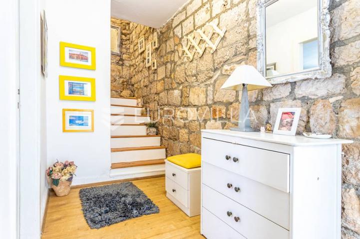 Hvar, Stari Grad autentična kamena kuća u samom centru
