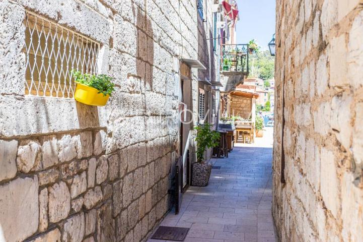 Hvar, Stari Grad autentična kamena kuća u samom centru