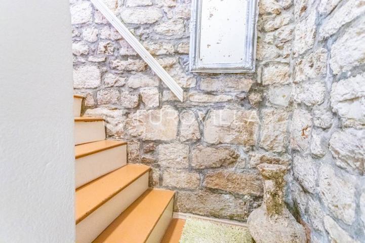 Hvar, Stari Grad autentična kamena kuća u samom centru