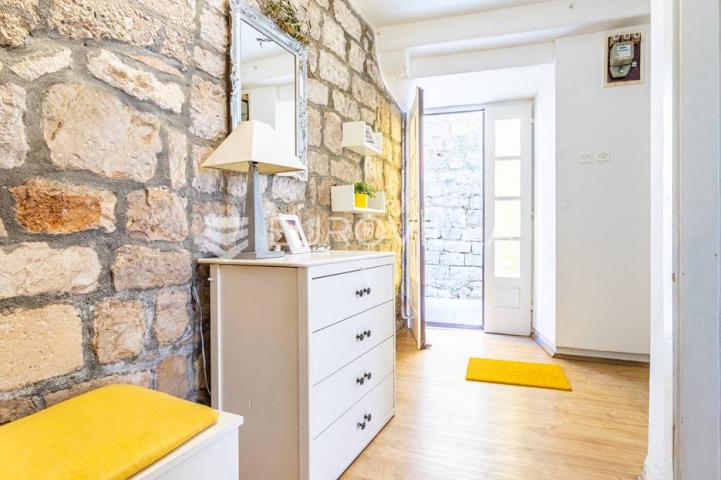 Hvar, Stari Grad autentična kamena kuća u samom centru