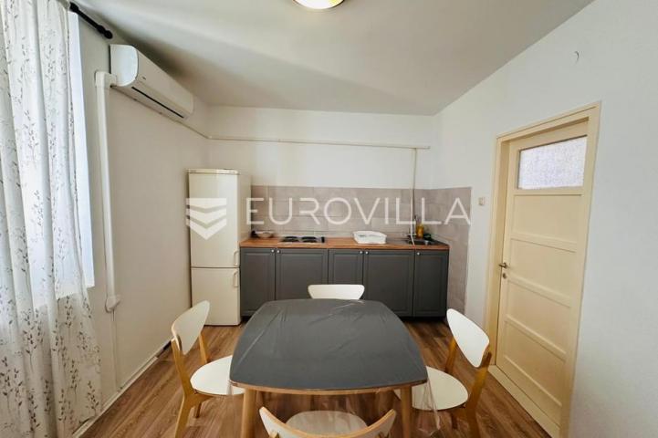 Senj, trosoban stan 51,36 m² na vrhunskoj lokaciji, prvi red do mora