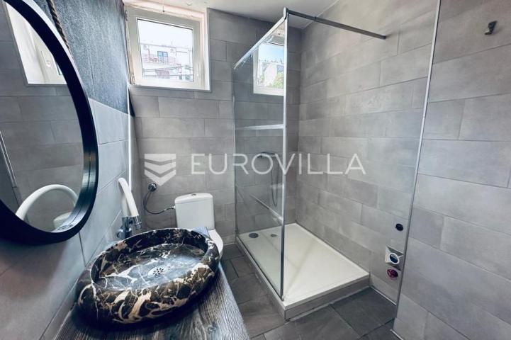 Senj, trosoban stan 51,36 m² na vrhunskoj lokaciji, prvi red do mora