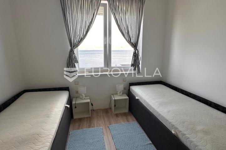 Senj, trosoban stan 51,36 m² na vrhunskoj lokaciji, prvi red do mora