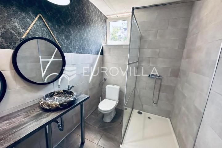Senj, trosoban stan 51,36 m² na vrhunskoj lokaciji, prvi red do mora