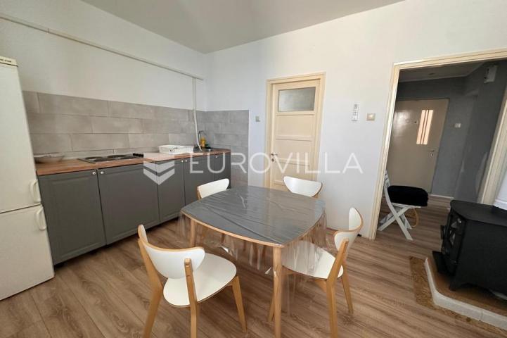 Senj, trosoban stan 51,36 m² na vrhunskoj lokaciji, prvi red do mora