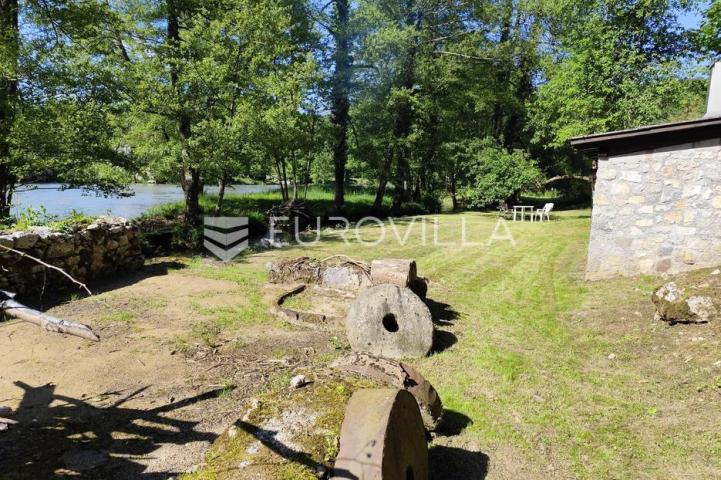 Slunj, Blagaj, kuća 90 m², s otokom uz samu rijeku Koranu na parceli 7873 m²