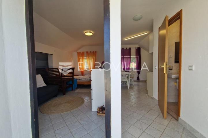 Vir, samostojeća katnica s dva apartmana