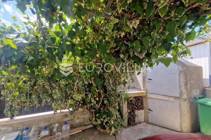 Vir, samostojeća katnica s dva apartmana