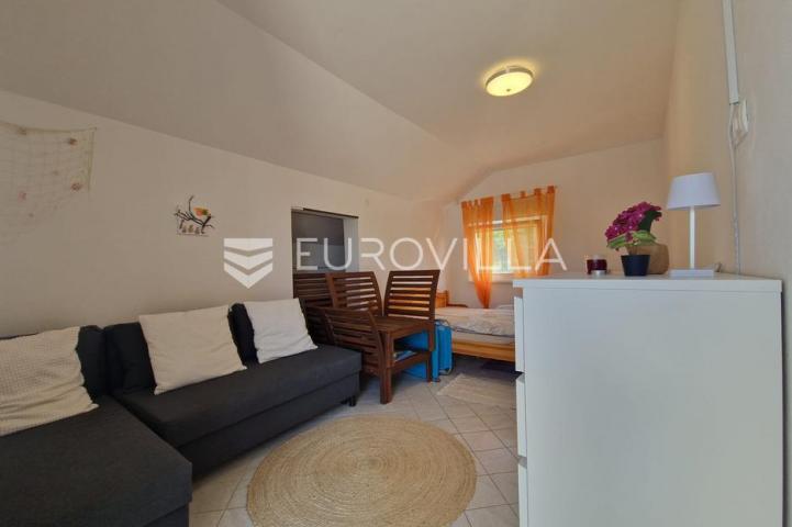 Vir, samostojeća katnica s dva apartmana