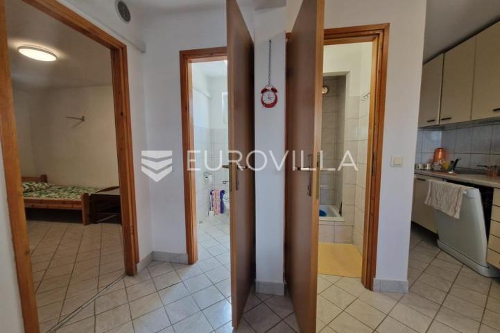 Vir, samostojeća katnica s dva apartmana