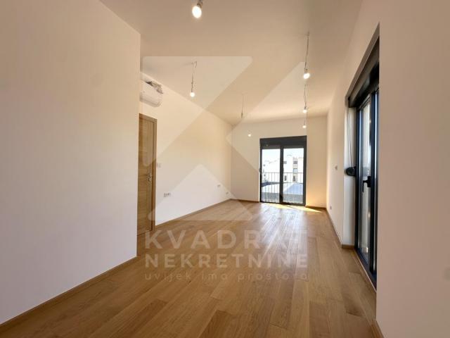 Izdavanje, Petosoban stan, Podgorica, Zabjelo, 340m2