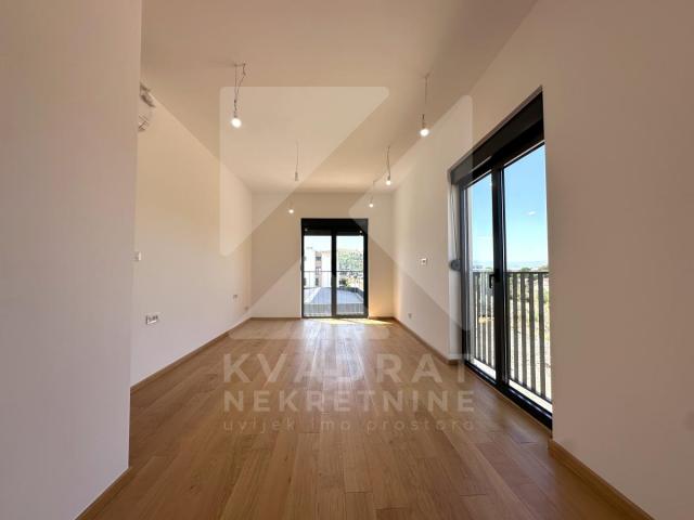 Izdavanje, Petosoban stan, Podgorica, Zabjelo, 340m2