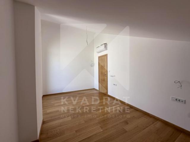 Izdavanje, Petosoban stan, Podgorica, Zabjelo, 340m2