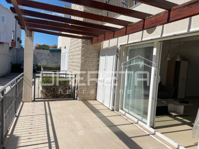 TRIBUNJ,  CENTAR, KOMFORAN DVOETAŽNI STAN SA DVA PARKIRNA MJESTA, 228.000 EUR + 